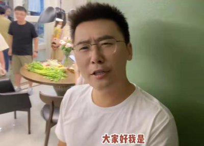 ​主持人汪涵现身饭局，坐主位发言有气场，饭桌上还有酒