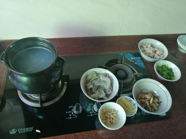 潮汕砂锅粥做法菜谱（简易版潮汕砂锅粥的做法大全）(2)
