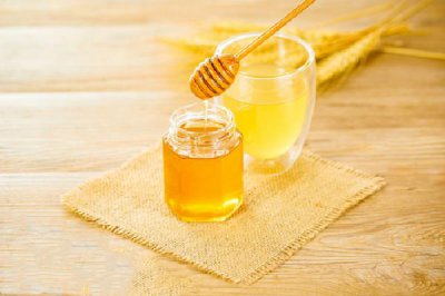 ​蜂蜜水有沉淀物怎么回事 蜂蜜水有沉淀物正常吗