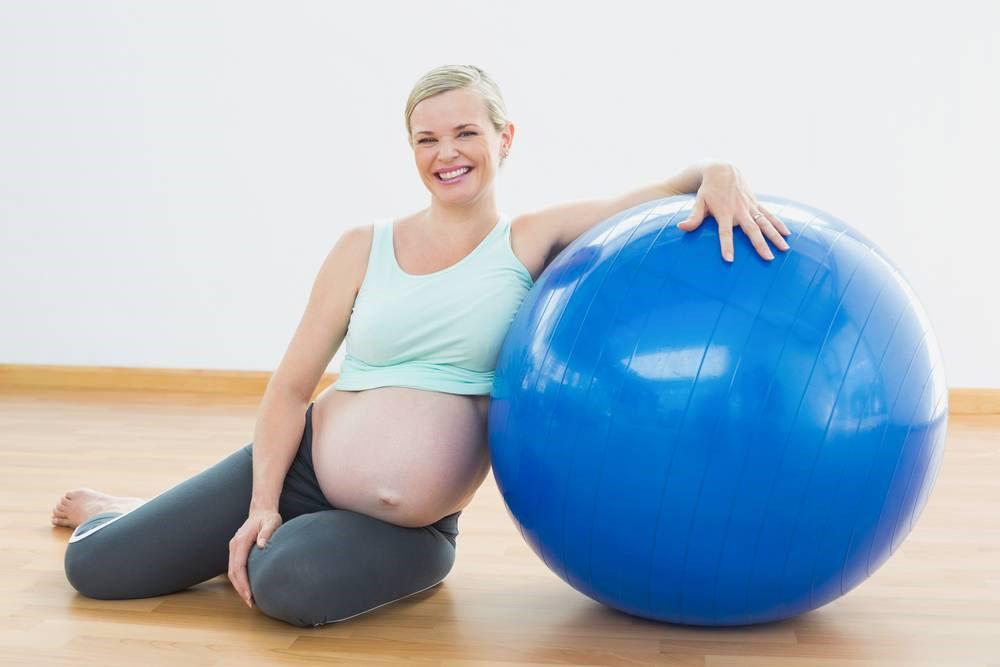 瑜伽球可以帮助顺产吗 孕期练瑜伽球有什么好处