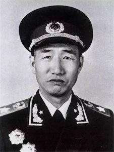 ​他25岁考入清华，48岁被授少将，父亲是十大元帅，岳父是开国少将