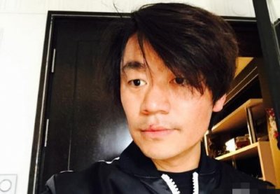 ​王宝强晒自拍撞脸周星驰 网友：几天没洗头了？