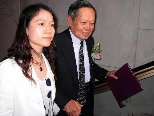 杨振宁年收入多少翁帆有收入有自己工作吗？杨振宁给翁帆多少财产