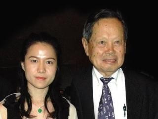 杨振宁年收入多少翁帆有收入有自己工作吗？杨振宁给翁帆多少财产