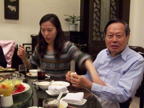 杨振宁年收入多少翁帆有收入有自己工作吗？杨振宁给翁帆多少财产