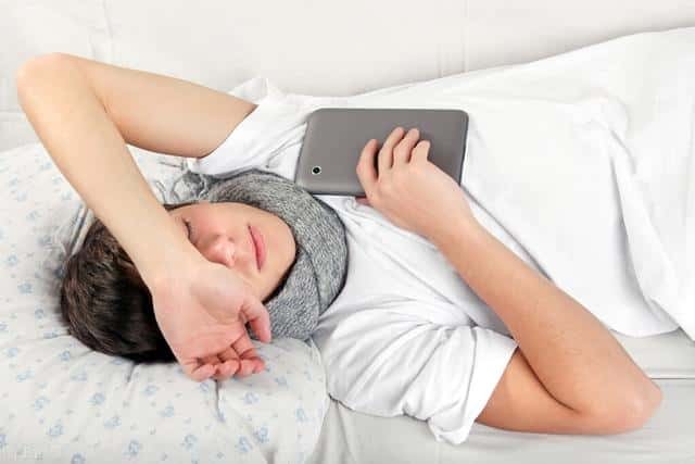 男生不主动联系但点赞朋友圈（男生不主动联系却点赞朋友圈是什么原因）