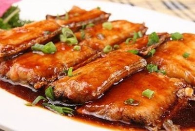 ​带鱼的家常做法，步骤详细易简单，肉质鲜嫩无腥味，大众的最爱。