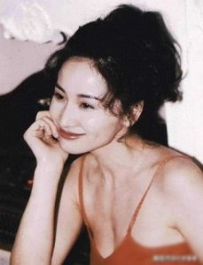 于莉：娱乐圈的璀璨星辰，情感的独特舞者