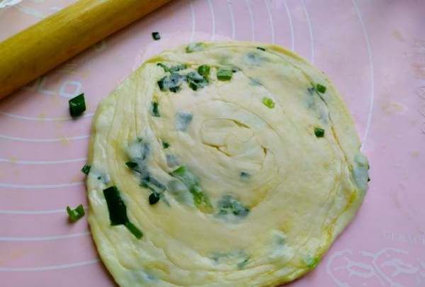 葱花油饼怎么做,葱油饼的家常做法图8