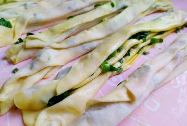 葱花油饼怎么做,葱油饼的家常做法图6