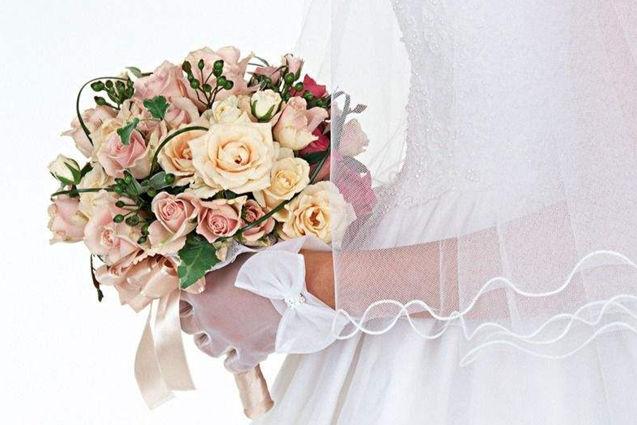 洁白的婚纱手捧着鲜花是什么歌（这首歌完整歌词）