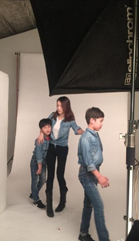 39岁“梦萍”乐珈彤身材火辣，两个帅气的儿子颜值果然不一般