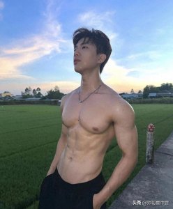 ​年轻帅气的小哥哥身材超级棒