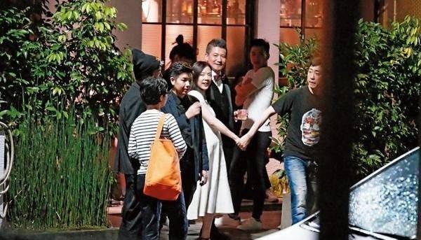 庾澄庆爱女首曝光, 一家三口幸福的模样让人称羡