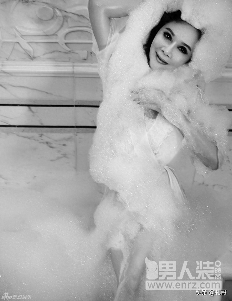 小品演员 蔡明 拍摄《男人装》,性感颠覆你的三观