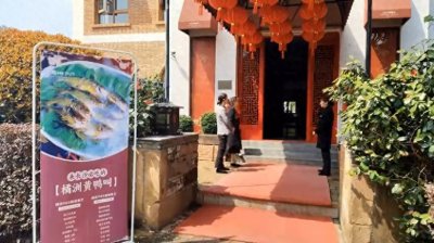 ​橘子洲，位于湖南省长沙市的湘江中心，被誉为“中国第一洲”