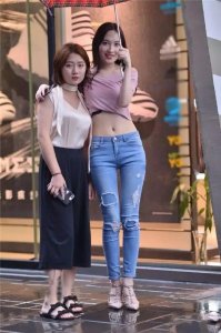 ​街拍: 小姐姐紧身牛仔裤尽显凹凸身材, 回媚一笑却迷倒一大片