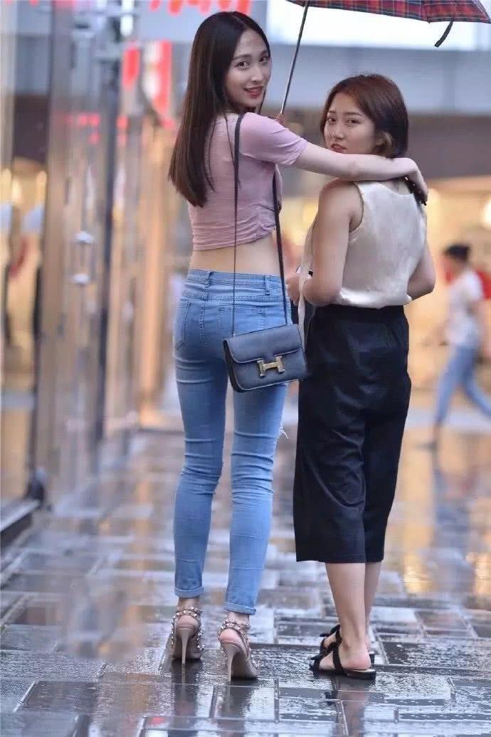 街拍: 小姐姐紧身牛仔裤尽显凹凸身材, 回媚一笑却迷倒一大片