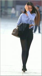 ​街拍:穿黑色短裤丝袜的美女,身材完美,动作也是那么迷人