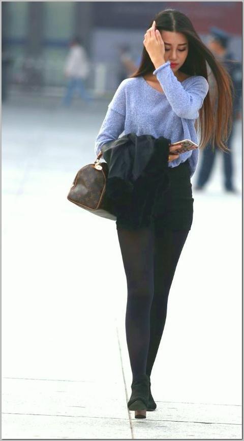 街拍:穿黑色短裤丝袜的美女,身材完美,动作也是那么迷人