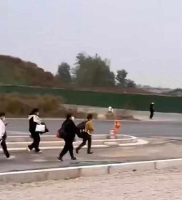 富士康为啥让员工徒步返乡（富士康员工为何徒步返乡）(1)