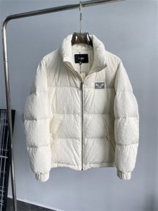 ​芬迪Fendi“小怪兽”滑雪羽绒服，轻盈保暖舒适