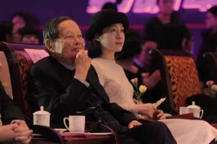 翁帆与杨振宁相差54岁，结婚11年后，翁帆说出在一起实情！