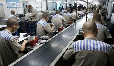 ​在监狱，服刑人员要做什么工作？