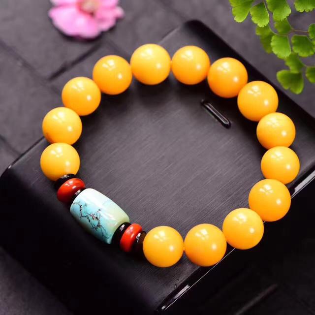 蜜蜡手串有多少种(蜜蜡手串凭什么被众多女性青睐)(1)