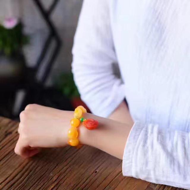 蜜蜡手串有多少种(蜜蜡手串凭什么被众多女性青睐)(3)