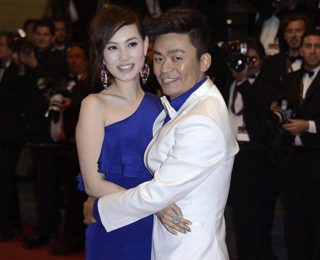 马蓉小号依然关注王宝强,小号昵称霸气,发微博再怼前夫