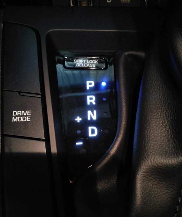 自动挡坡道起步如何操作（自动挡上坡起步如何防止溜车）