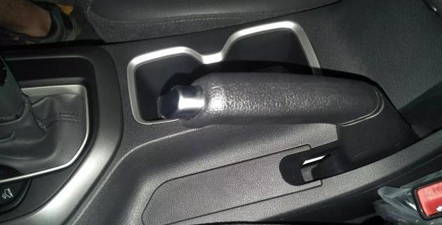 自动挡坡道起步如何操作（自动挡上坡起步如何防止溜车）