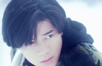 ​这些发型郭富城轻松驾驭，中分刘海少年感强，大背头更显成熟气质