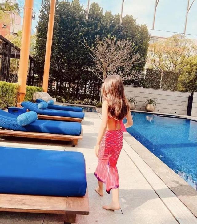 昆凌26岁生活照(昆凌带6岁女儿豪宅内游泳)(3)