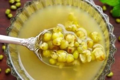 ​煮完绿豆汤的绿豆能做什么,绿豆汤里绿豆放多了 还能喝吗