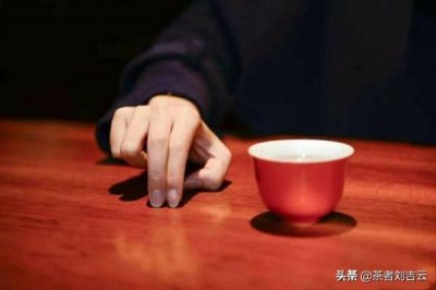 ​怎么给长辈倒酒？酒桌上怎么给长辈倒酒