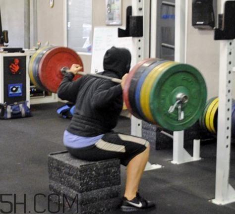 箱式深蹲是训练什么的?箱式深蹲怎么做? 箱式深蹲是训练什么的?箱式深蹲怎么做?