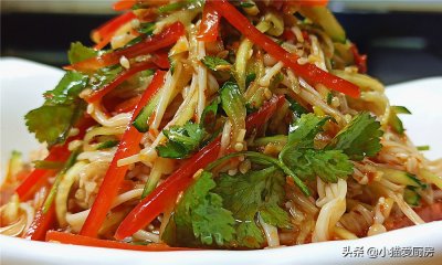 ​凉拌金针菇咋做？教程来了，味道香辣，清脆爽口，比吃大鱼大肉还过瘾