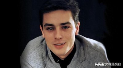 ​看了周里京与阿兰德龙1987年的合照，才知为啥叫他：北电第一美男