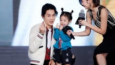 ​戚薇一家四口现身迪士尼游玩，为9岁女儿庆生，1岁儿子首露面