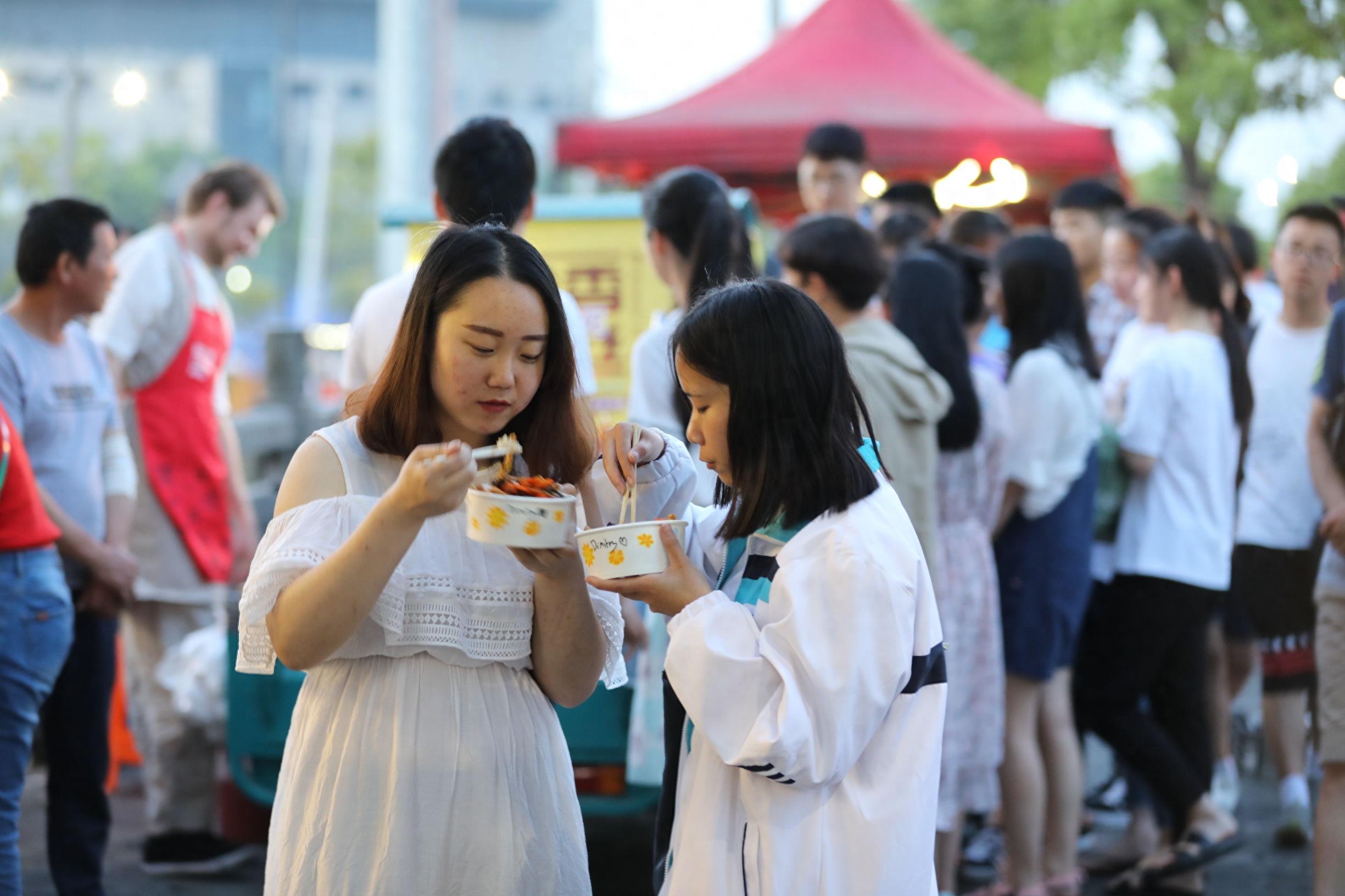 俄小伙变身“背锅侠”走红 为练厨艺西湖边卖鱼香肉丝五元一份