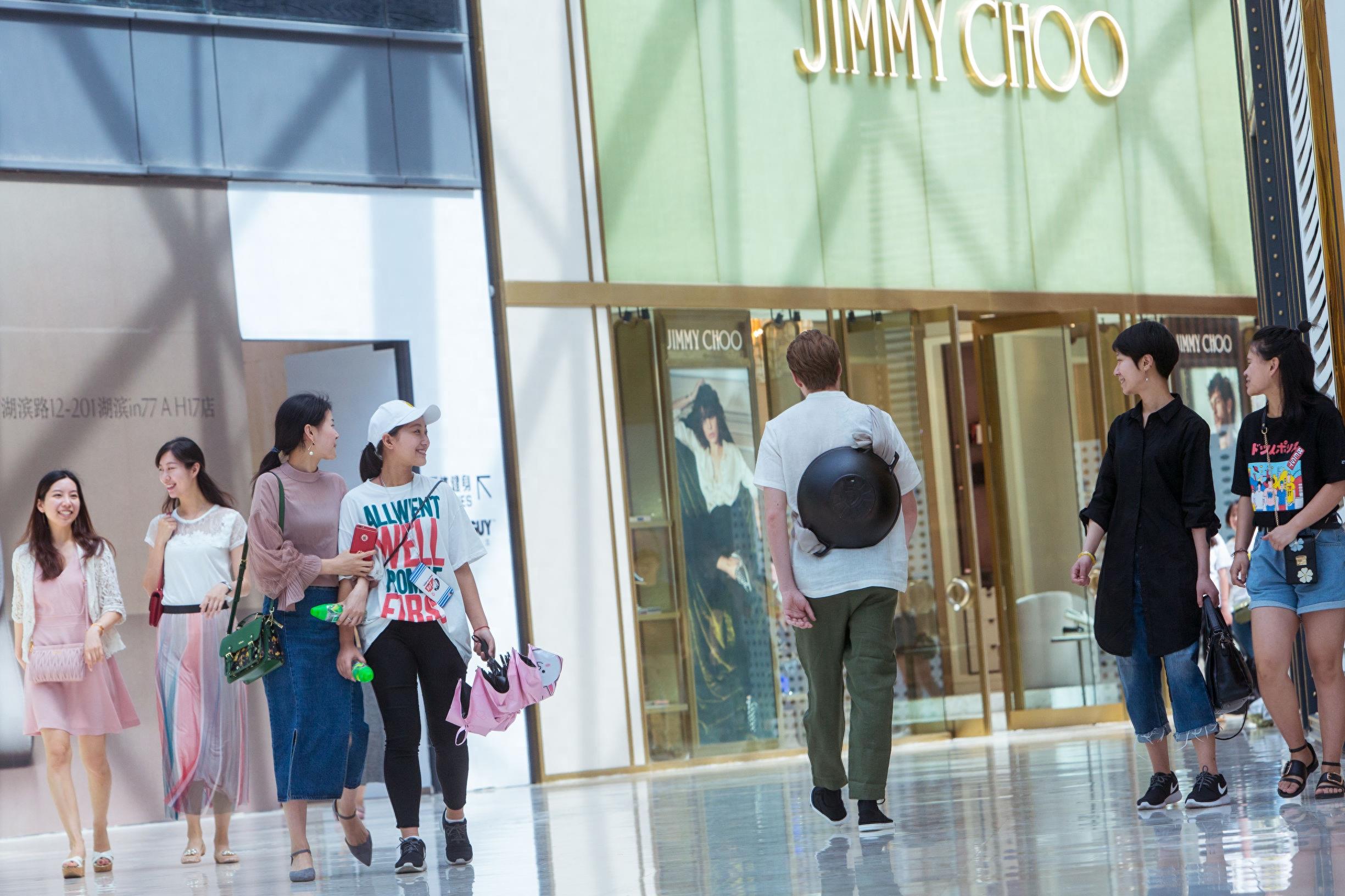 俄小伙变身“背锅侠”走红 为练厨艺西湖边卖鱼香肉丝五元一份