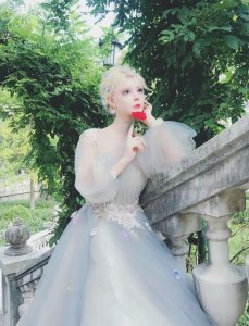 ​走红网络的“芭比女孩”，因长相遭质疑，妈妈秀儿子颜值打脸众人