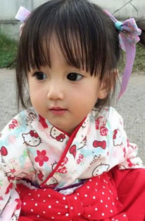 走红网络的“芭比女孩”，因长相遭质疑，妈妈秀儿子颜值打脸众人