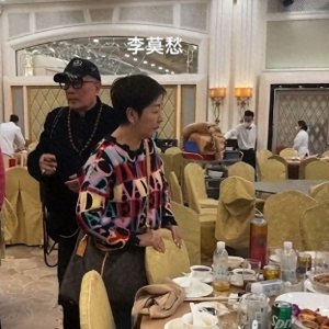 ​58 岁港星吃席引争议，手捧剩酒呆滞摇晃，曾经风光如今咋这般凄凉