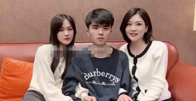 大舅子mystic回国,林伟翔晒与两个姐姐合影,成电竞小舅子