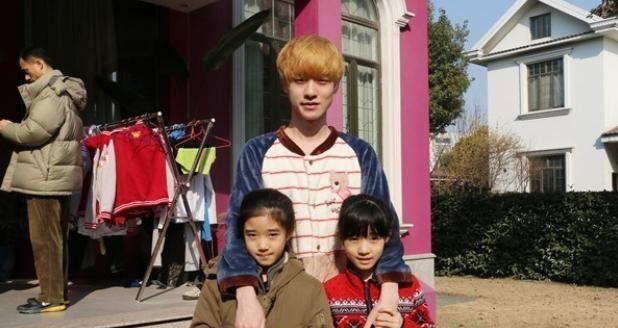 大舅子mystic回国,林伟翔晒与两个姐姐合影,成电竞小舅子