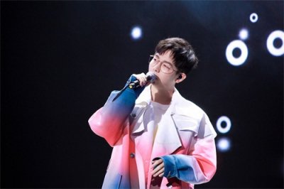 ​胡夏疑似恋情曝光，和素人女子举止亲密，停车场甜蜜画面被曝