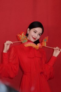 ​＂刘诗诗最新街拍：红裙映衬下的温柔与甜美＂